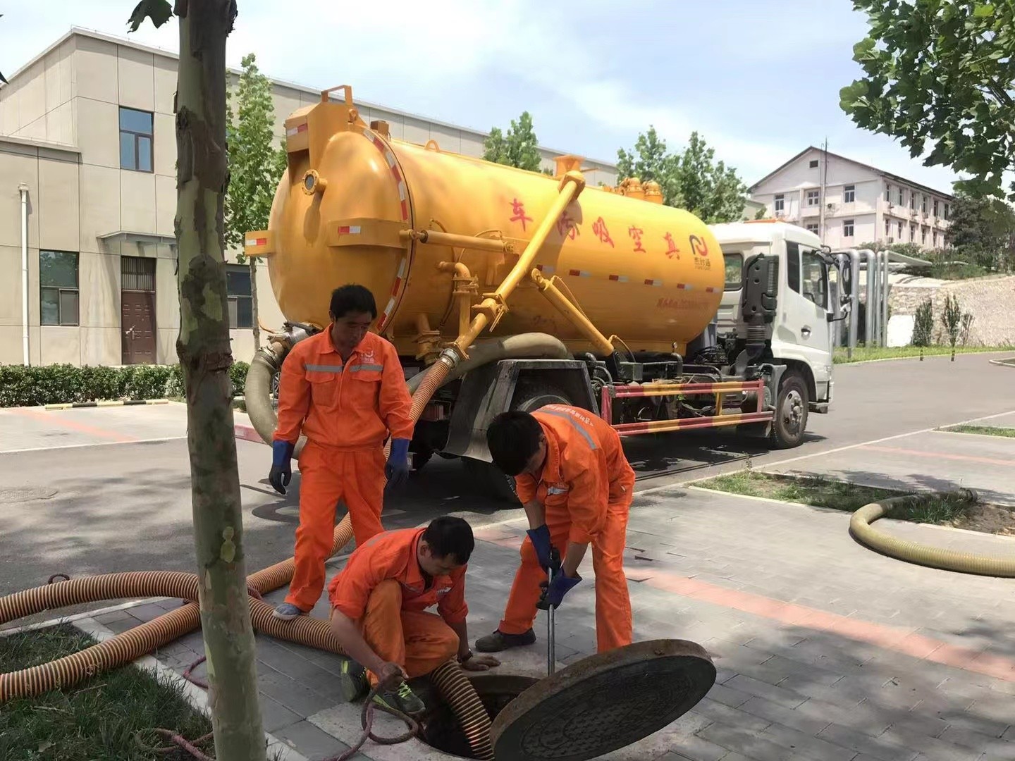 武宁化粪池清理与5-8吨吸粪车施工效率分析
